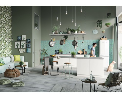 Ljust vardagsrum med vardagsrumsdel och köksdel med köksö, sittpallar och dekoration