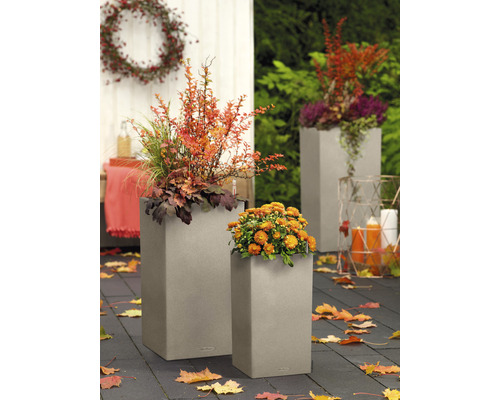 Två planterade plastblomlådor i trädgården.