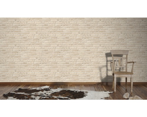 Ljust rum med tegelvägg, trägolv, stol och kohudmatta