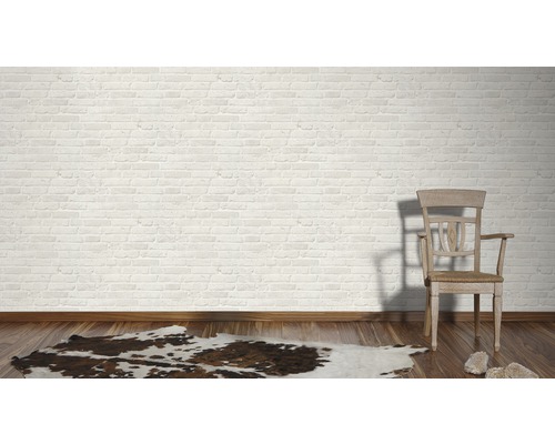 Dekorativ interiör med tegelvägg, trägolv, matta och stol