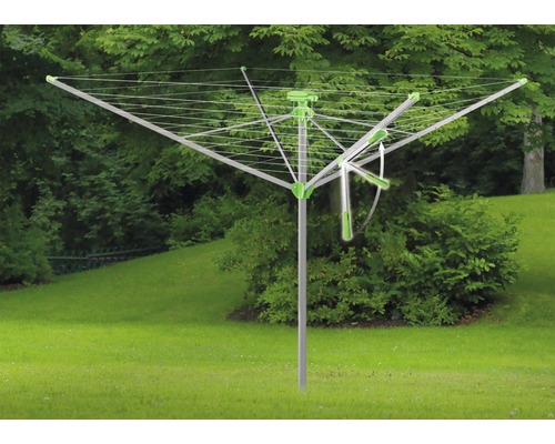 Roterande torkvinda med hopfällbar arm i trädgården