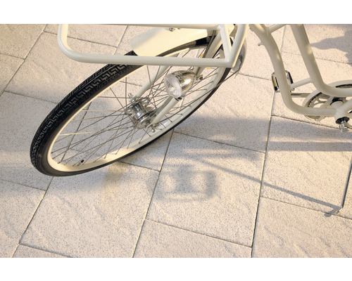 Detaljbild av en cykel på gatstenar