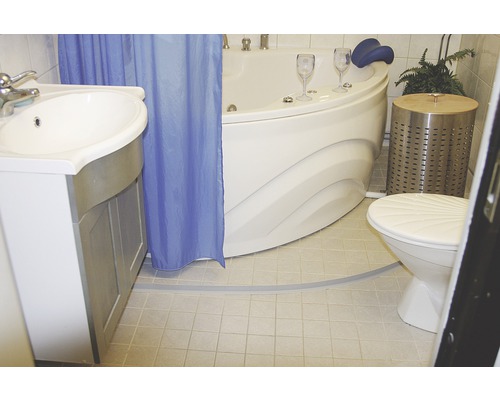 Badrum med handfat, badkar, toalett och dusch