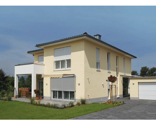 Husfasad med rullgardiner och markis