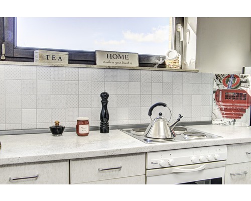 Köksscen med köksredskap på bänkskivan