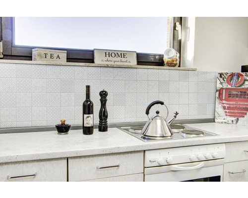 Köksscen med kokplatta, vattenkokare och dekorationer på bänkskivan