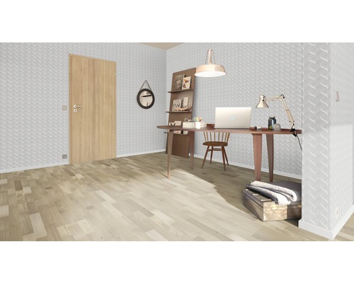 Ljust arbetsrum med skrivbord, stol, hyllor och dörr