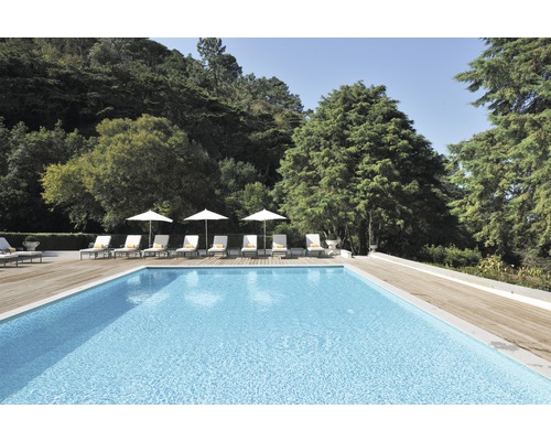 Swimmingpool med solstolar och parasoller