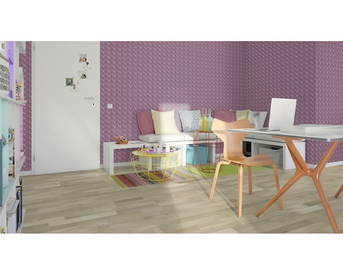 Kontor med skrivbord, stol och lila väggtapet.