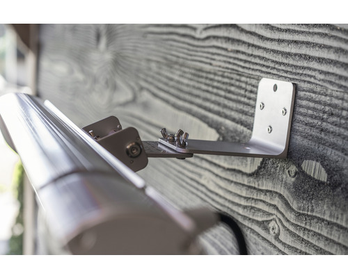 Detaljbild av ett markisfäste monterat på en trävägg