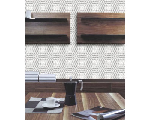 Scen med vita mosaikplattor på väggen, hyllor och träbord