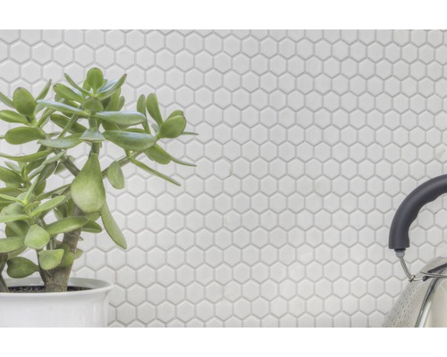 Närbild av sexkantiga plattor på en köksvägg.