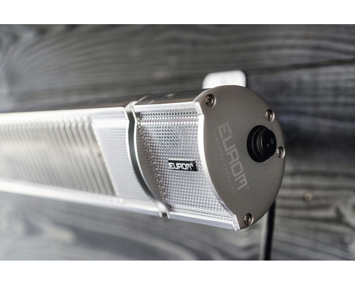 Närbild av en monterad, silverfärgad värmelampa med strömbrytare och företagslogotyp