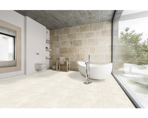 Modernt badrum med klinkergolv, badkar och stort fönster