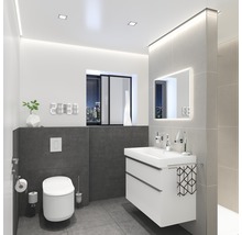 Modernt badrum med toalett, handfat och belyst spegel