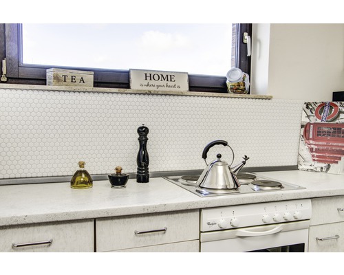 Köksscen med diskho, spis, kakel och dekoration