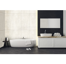 Badrum med badkar, handfat, spegel och handdukar