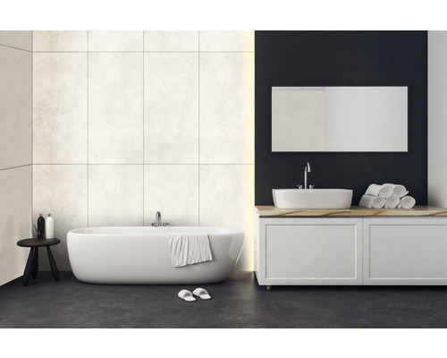 Badrum med badkar, handfat, spegel och handdukar