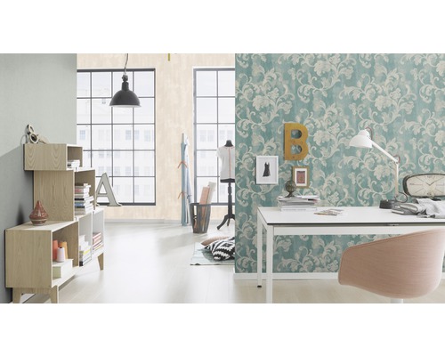 Ljust arbetsrum med blommig tapet, skrivbord och hyllor