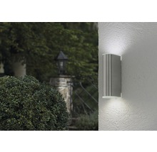 Utomhusvägglampa av metall på en vägg