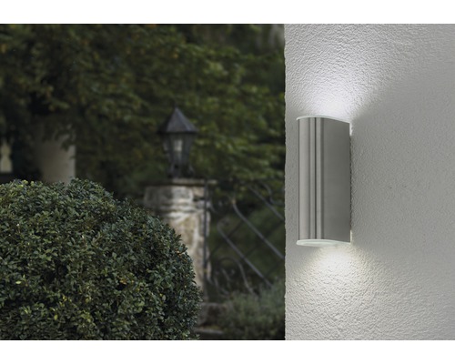 Utomhusvägglampa av metall på en vägg