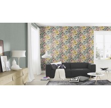 Vardagsrum med blommig tapet, soffa och heminredning för en mysig atmosfär