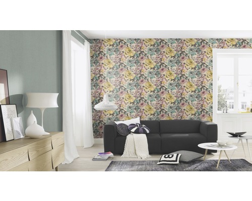 Vardagsrum med blommig tapet, soffa och heminredning för en mysig atmosfär