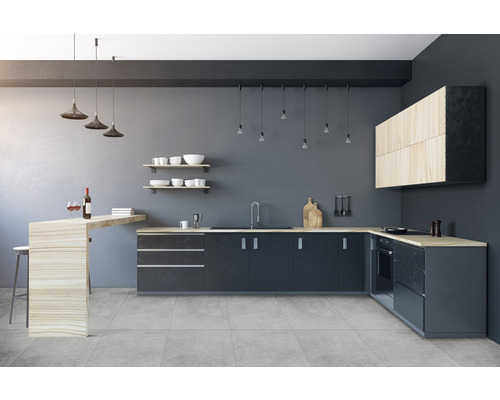 Modernt kök med inbyggda skåp, bänkskivor, hyllor, belysning och kakel.