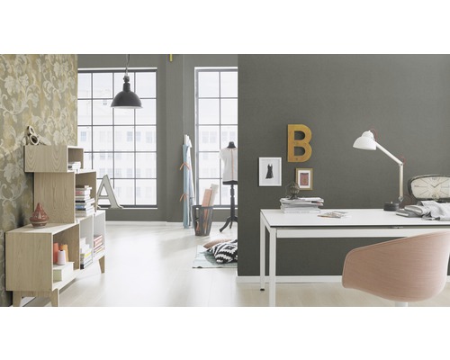 Ljust rum med skrivbord, stol och bokhylla