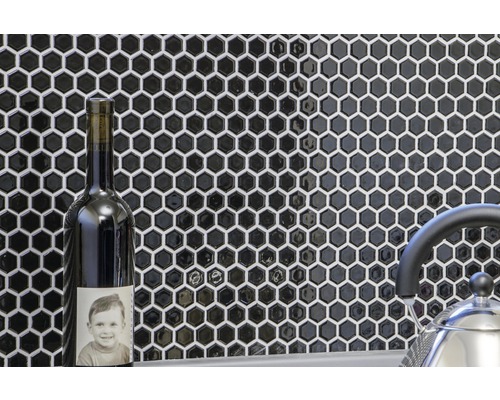 Väggdekoration med mosaikplattor i hexagonform som stänkskydd