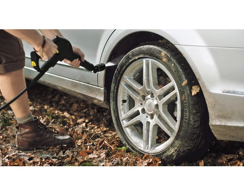 Rengöring av ett bildäck med en högtryckstvätt