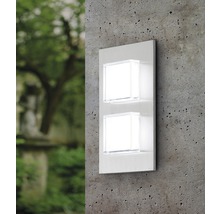 Två kvadratiska vägglampor av akrylglas på en vägg