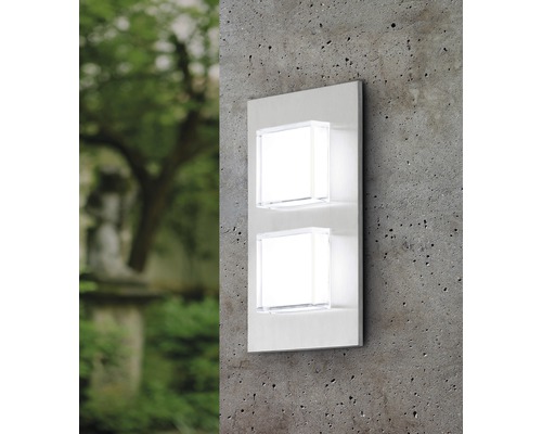 Två kvadratiska vägglampor av akrylglas på en vägg