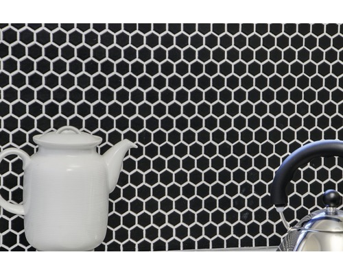 Väggdekoration med mosaikplattor i sexkantig form och tekannor