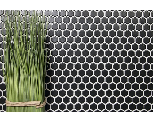 Vägg med sexkantiga mosaikplattor och dekoration