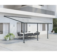Terrassmarkis med bord och stolar på en terrass
