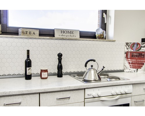 Köksscen med spishäll, tekanna och dekoration