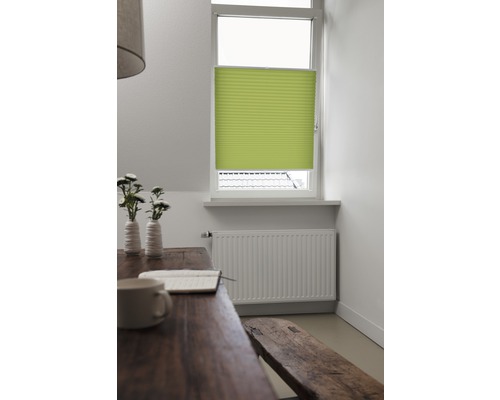 Ljust rum med vikbart fönster vid fönstret, bord, bänk och radiator.