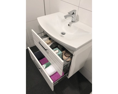 Tvättställsskåp med två öppna lådor för förvaring av badrumsartiklar