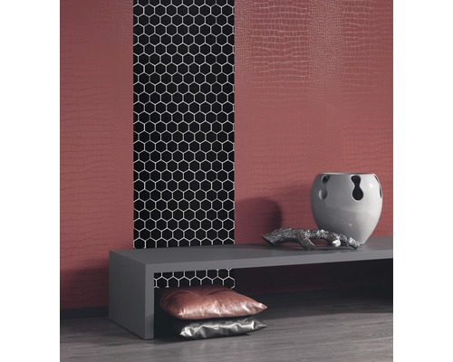 Rumsdesign med tapeter i krokodiloptik och sexkantiga mönster, grått sideboard med dekoration och kuddar