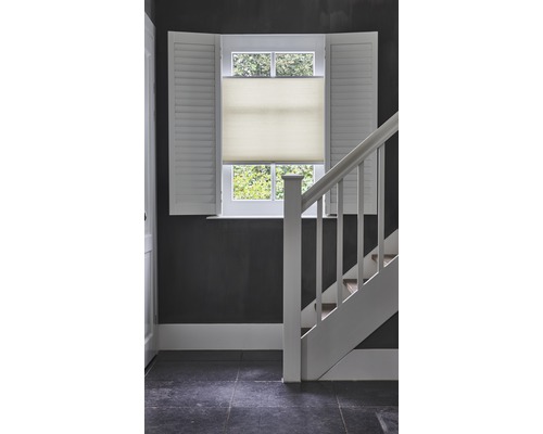 Interiör med trappa, fönster med fönsterluckor och plisségardin