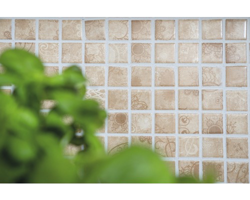 Närbild av mosaikplattor med mönster