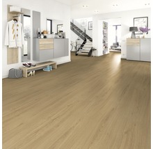 Ljus hall med laminatgolv, garderob och trappa