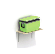 Grön kylbox med delvis öppet lock på en hylla