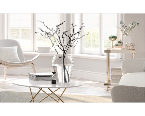 Vardagsrum med runt marmorbord, glasvas och modern inredning