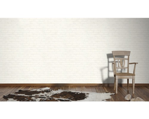 Dekorativ interiör med tegelstapeter, trägolv och stol