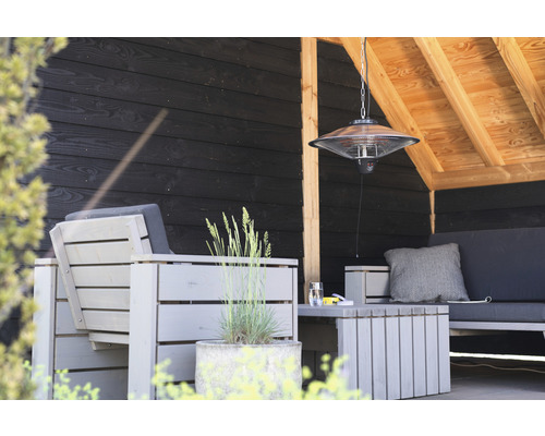 Scen av en terrass med terrassvärmare, sittmöbler och dekoration