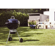 Kolgrill i trädgården på gräsmattan