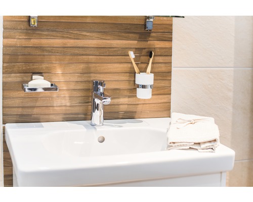 Badrumstvättställ med armatur, tvålkopp, tandborstmugg och handdukar