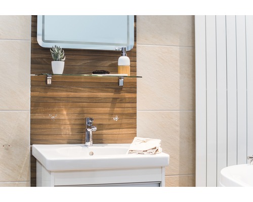 Badrum med handfat, spegel, hylla och handdukar